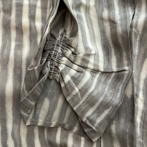 BCBG MaxAzria Runway, V Neck Grey and White Silk Tie Dress, size XS - Picture 4 of 7